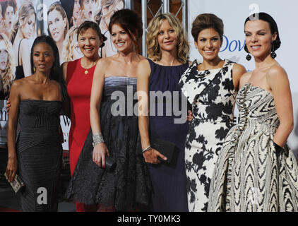 Attrici Jada Pinkett Smith, Annette Bening, Debra Messing, Meg Ryan, Eva Mendes e Debi Mazar (L-R), membri del cast nella commedia drammatica motion picture "donne", partecipare alla premiere del film, un remake di George Cukor la pellicola 1939 a Los Angeles il 4 settembre 2008. (UPI foto/Jim Ruymen) Foto Stock