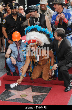 I membri del gruppo musicale pop Village People (L-R indietro riga) Ray Simpson, Alexander Briley, Eric Anzalone e Jeff Olson, (L-R prima fila) David Hodo, reagiscono come Felipe Rose pulisce fuori la loro stella con una piuma durante le cerimonie di inaugurazione di onorare il gruppo con la 2,369th della stella sulla Hollywood Walk of Fame a Los Angeles il 12 settembre 2008. (UPI foto/Jim Ruymen) Foto Stock