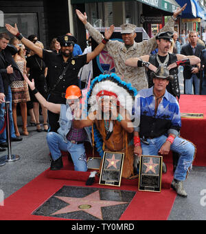 I membri del gruppo musicale pop Village People (L-R indietro riga) Ray Simpson, Alexander Briley, Eric Anzalone e Jeff Olson, (L-R prima fila) David Hodo e Felipe Rose prosciutto che durante le cerimonie di inaugurazione di onorare il gruppo con la 2,369th della stella sulla Hollywood Walk of Fame a Los Angeles il 12 settembre 2008. (UPI foto/Jim Ruymen) Foto Stock