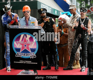 I membri del gruppo musicale pop Village People (L a R) Jeff Olson, David Hodo, Ray Simpson, Felipe Rose, Alexander Briley e Eric Anzalone, prosciutto it up durante le cerimonie di inaugurazione di onorare il gruppo con la 2,369th della stella sulla Hollywood Walk of Fame a Los Angeles il 12 settembre 2008. (UPI foto/Jim Ruymen) Foto Stock