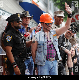 I membri del gruppo musicale pop Village People (L a R) Ray Simpson, Jeff Olson, David Hodo, Alexander Briley e Eric Anzalone, prosciutto it up durante le cerimonie di inaugurazione di onorare il gruppo con la 2,369th della stella sulla Hollywood Walk of Fame a Los Angeles il 12 settembre 2008. (UPI foto/Jim Ruymen) Foto Stock