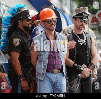 I membri del gruppo musicale pop Village People (L a R) Ray Simpson, Jeff Olson, David Hodo, Alexander Briley e Eric Anzalone, prosciutto it up durante le cerimonie di inaugurazione di onorare il gruppo con la 2,369th della stella sulla Hollywood Walk of Fame a Los Angeles il 12 settembre 2008. (UPI foto/Jim Ruymen) Foto Stock