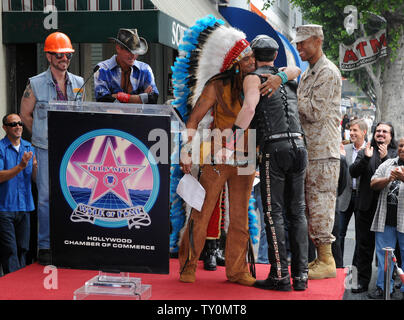 I membri del gruppo musicale pop village people David Hodo, Jeff Olson, Felipe Rose, Eric Anzalone e Alexander Briley L-R)) prosciutto che durante le cerimonie di inaugurazione di onorare il gruppo con la 2,369th della stella sulla Hollywood Walk of Fame a Los Angeles il 12 settembre 2008. (UPI foto/Jim Ruymen) Foto Stock