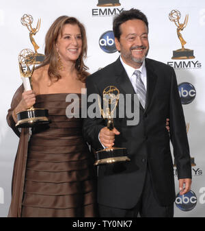 Produttori esecutivi Paula Weinstein e Len Amato tenere i loro premi Emmy per la straordinaria realizzati per la televisione film 'raccontare,' backstage al sessantesimo Primetime Emmy Awards presso il Nokia Center di Los Angeles il 21 settembre 2008. (UPI foto/Scott danneggia) Foto Stock