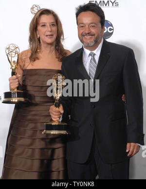 Produttori esecutivi Paula Weinstein e Len Amato tenere i loro premi Emmy per la straordinaria realizzati per la televisione film 'raccontare,' backstage al sessantesimo Primetime Emmy Awards presso il Nokia Center di Los Angeles il 21 settembre 2008. (UPI foto/Scott danneggia) Foto Stock