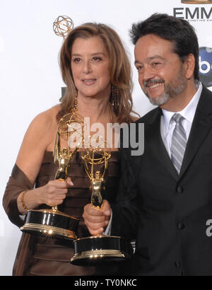 Produttori esecutivi Paula Weinstein e Len Amato tenere i loro premi Emmy per la straordinaria realizzati per la televisione film 'raccontare,' backstage al sessantesimo Primetime Emmy Awards presso il Nokia Center di Los Angeles il 21 settembre 2008. (UPI foto/Scott danneggia) Foto Stock