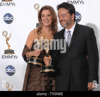 Produttori esecutivi Paula Weinstein e Len Amato tenere i loro premi Emmy per la straordinaria realizzati per la televisione film 'raccontare,' backstage al sessantesimo Primetime Emmy Awards presso il Nokia Center di Los Angeles il 21 settembre 2008. (UPI foto/Scott danneggia) Foto Stock