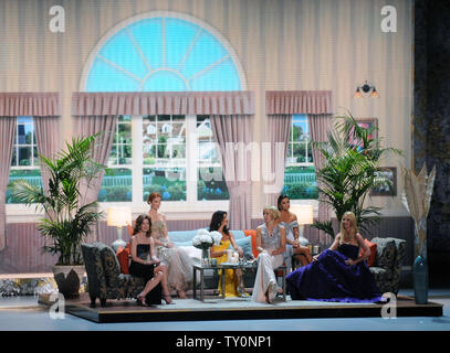 Il cast di 'Desperate casalinghe' Dana Delany, Marcia Cross, Teri Hatcher, Felicity Huffman, Eva Longoria e Nicollette Sheridan (L-R) prendere la fase al sessantesimo annuale di Primetime Emmy Awards a Los Angeles il 21 settembre 2008. (UPI foto/Jim Ruymen) Foto Stock