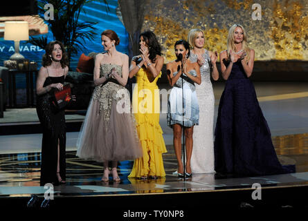 Il cast di 'Desperate casalinghe' Dana Delany, Marcia Cross, Teri Hatcher, Eva Longoria, Felicity Huffman e Nicollette Sheridan (L-R) prendere la fase al sessantesimo annuale di Primetime Emmy Awards a Los Angeles il 21 settembre 2008. (UPI foto/Jim Ruymen) Foto Stock