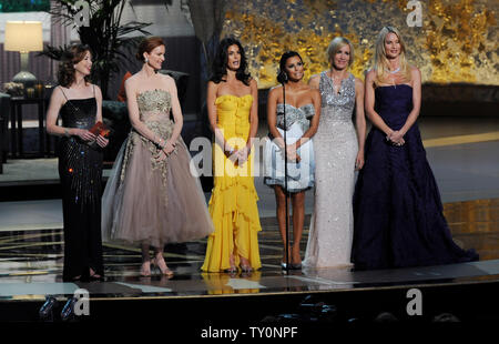Il cast di 'Desperate casalinghe' Dana Delany, Marcia Cross, Teri Hatcher, Eva Longoria, Felicity Huffman e Nicollette Sheridan (L-R) prendere la fase al sessantesimo annuale di Primetime Emmy Awards a Los Angeles il 21 settembre 2008. (UPI foto/Jim Ruymen) Foto Stock