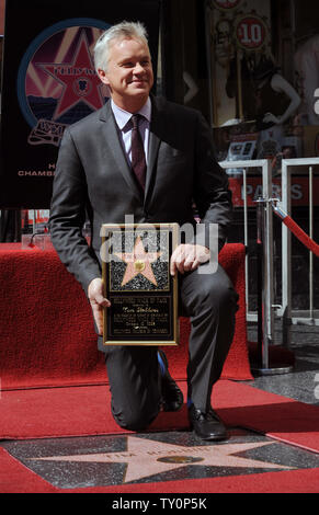 Usa attore Tim Robbins detiene una placca di replica durante una cerimonia di inaugurazione in cui egli è stato onorato con il 2,371st stella sulla Hollywood Walk of Fame a Los Angeles il 10 ottobre 2008. (UPI foto/Jim Ruymen) Foto Stock