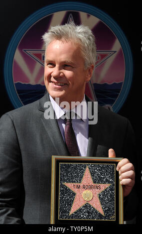 Usa attore Tim Robbins detiene una placca di replica durante una cerimonia di inaugurazione in cui egli è stato onorato con il 2,371st stella sulla Hollywood Walk of Fame a Los Angeles il 10 ottobre 2008. (UPI foto/Jim Ruymen) Foto Stock