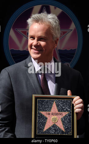 Usa attore Tim Robbins detiene una placca di replica durante una cerimonia di inaugurazione in cui egli è stato onorato con il 2,371st stella sulla Hollywood Walk of Fame a Los Angeles il 10 ottobre 2008. (UPI foto/Jim Ruymen) Foto Stock