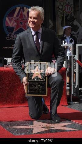 Usa attore Tim Robbins detiene una placca di replica durante una cerimonia di inaugurazione in cui egli è stato onorato con il 2,371st stella sulla Hollywood Walk of Fame a Los Angeles il 10 ottobre 2008. (UPI foto/Jim Ruymen) Foto Stock