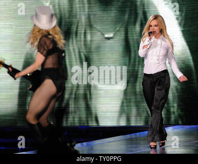 Britney Spears (R) passeggiate sul palco per eseguire con Madonna durante il Los Angeles gamba della Madonna della 'sticky e dolce " tour a Dodgers Stadium di Los Angeles il 6 novembre 2008. (UPI foto/Jim Ruymen) Foto Stock