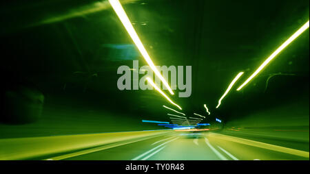 Vista dall'interno della vettura a tunnel interno con più percorsi di luce defocalizzata guida pericolosa Foto Stock