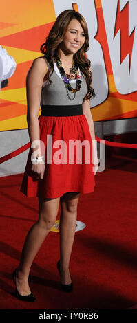 L'attrice e cantante Miley Cyrus, che fornisce lavoro vocale nel film animato "Vite", assiste la premiere del film al El Capitan Theater di Hollywood sezione di Los Angeles il 17 novembre 2008. Cyrus fornisce la voce di Penny, uno di le voci dei personaggi del film che è anche vagliate in Disney Digital 3-D. (UPI/Photo/Jim Ruymen) Foto Stock