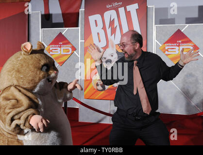 Attore Mark Walton (R), che esprime il carattere Rhino nel film animato "Vite", ottiene giocoso con il suo carattere durante la premiere del film al El Capitan Theater di Hollywood sezione di Los Angeles il 17 novembre 2008. (UPI/Photo/Jim Ruymen) Foto Stock