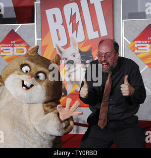 Attore Mark Walton (R), che esprime il carattere Rhino nel film animato "Vite", ottiene giocoso con il suo carattere durante la premiere del film al El Capitan Theater di Hollywood sezione di Los Angeles il 17 novembre 2008. (UPI/Photo/Jim Ruymen) Foto Stock