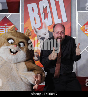 Attore Mark Walton (R), che esprime il carattere Rhino nel film animato "Vite", ottiene giocoso con il suo carattere durante la premiere del film al El Capitan Theater di Hollywood sezione di Los Angeles il 17 novembre 2008. (UPI/Photo/Jim Ruymen) Foto Stock