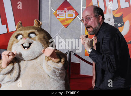 Attore Mark Walton (R), che esprime il carattere Rhino nel film animato "Vite", ottiene giocoso con il suo carattere durante la premiere del film al El Capitan Theater di Hollywood sezione di Los Angeles il 17 novembre 2008. (UPI/Photo/Jim Ruymen) Foto Stock