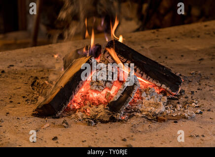 Legna da ardere di legno variopinto in cabina rurale Foto Stock