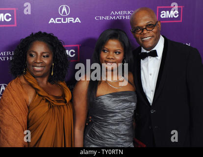 Attore e honoree Samuel L. Jackson arriva con sua moglie Latanya Richardson (L) e la loro figlia Zoe alla XXIII American Cinematheque Award gala di Beverly Hills, la California il 1 dicembre 2008. (UPI foto/Jim Ruymen) Foto Stock