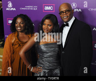 Attore e honoree Samuel L. Jackson arriva con sua moglie Latanya Richardson (L) e la loro figlia Zoe alla XXIII American Cinematheque Award gala di Beverly Hills, la California il 1 dicembre 2008. (UPI foto/Jim Ruymen) Foto Stock