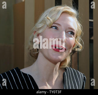 Attrice australiana Cate Blanchett è intervistato in seguito ad una cerimonia di inaugurazione venerandola con il 2,376th della stella sulla Hollywood Walk of Fame a Los Angeles il 5 dicembre 2008. (UPI foto/Jim Ruymen. Foto Stock