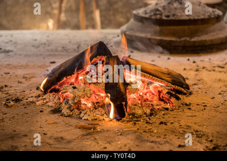 Legna da ardere di legno variopinto in cabina rurale Foto Stock