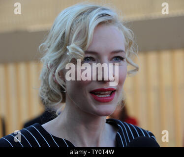 Attrice australiana Cate Blanchett è intervistato in seguito ad una cerimonia di inaugurazione venerandola con il 2,376th della stella sulla Hollywood Walk of Fame a Los Angeles il 5 dicembre 2008. (UPI foto/Jim Ruymen. Foto Stock