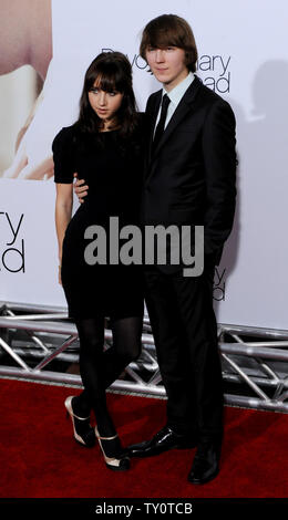 Zoe Kazan, un membro del cast in motion picture il dramma romantico "Rivoluzionaria Road", assiste la premiere del film con l'attore Paul Dano nel Westwood sezione di Los Angeles il 15 dicembre 2008. (UPI foto/Jim Ruymen) Foto Stock