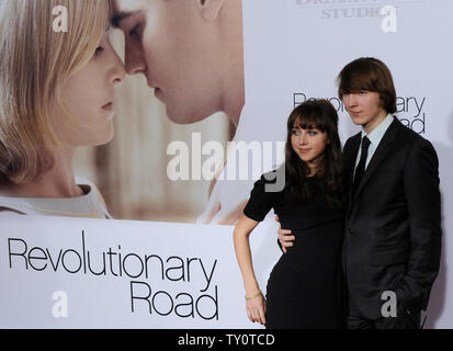 Zoe Kazan, un membro del cast in motion picture il dramma romantico "Rivoluzionaria Road", assiste la premiere del film con l'attore Paul Dano nel Westwood sezione di Los Angeles il 15 dicembre 2008. (UPI foto/Jim Ruymen) Foto Stock