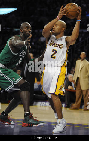 Los Angeles Lakers' Derek Fisher (2) passa come Boston Celtics' Kevin Garnett difende durante la seconda metà di Los Angeles il 25 dicembre 2008. I Lakers battere i Celtics 92-83 terminando i Celtics 19 game winning streak. (UPI Photo/ Phil McCarten) Foto Stock