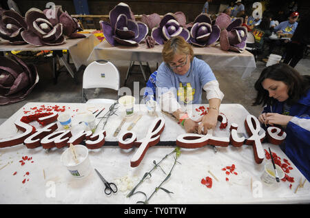 Volontari luogo fiori freschi sul galleggianti come preparazioni sono fatte per il centoventesimo Rose Parade di Pasadena, in California, il 30 dicembre 2008. Quest'anno la sfilata è a tema Hats Off to entertainment e si terrà il 1 gennaio 2009. (UPI Photo/ Phil McCarten) Foto Stock