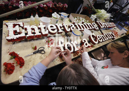 Volontari luogo fiori freschi sul galleggianti come preparazioni sono fatte per il centoventesimo Rose Parade di Pasadena, in California, il 30 dicembre 2008. Quest'anno la sfilata è a tema Hats Off to entertainment e si terrà il 1 gennaio 2009. (UPI Photo/ Phil McCarten) Foto Stock