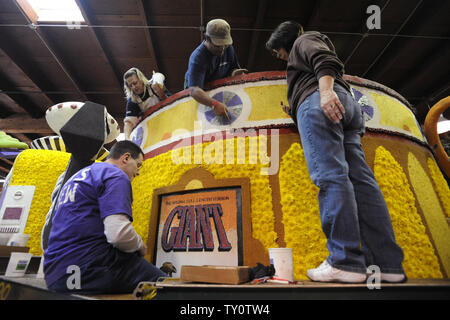 Volontari luogo fiori freschi sul galleggianti come preparazioni sono fatte per il centoventesimo Rose Parade di Pasadena, in California, il 30 dicembre 2008. Quest'anno la sfilata è a tema Hats Off to entertainment e si terrà il 1 gennaio 2009. (UPI Photo/ Phil McCarten) Foto Stock