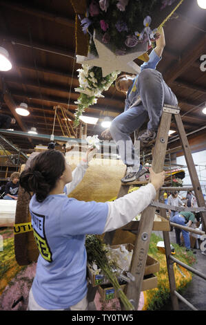 Volontari luogo fiori freschi sul galleggianti come preparazioni sono fatte per il centoventesimo Rose Parade di Pasadena, in California, il 30 dicembre 2008. Quest'anno la sfilata è a tema Hats Off to entertainment e si terrà il 1 gennaio 2009. (UPI Photo/ Phil McCarten) Foto Stock