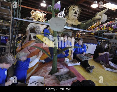 Volontari luogo fiori freschi sul galleggianti come preparazioni sono fatte per il centoventesimo Rose Parade di Pasadena, in California, il 30 dicembre 2008. Quest'anno la sfilata è a tema Hats Off to entertainment e si terrà il 1 gennaio 2009. (UPI Photo/ Phil McCarten) Foto Stock