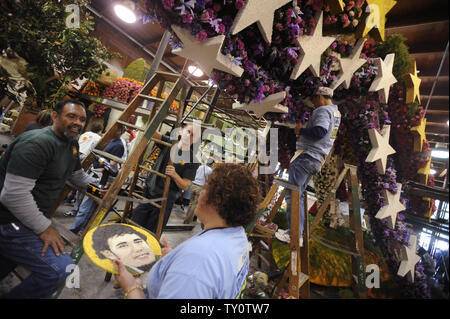 Volontari luogo fiori freschi sul galleggianti come preparazioni sono fatte per il centoventesimo Rose Parade di Pasadena, in California, il 30 dicembre 2008. Quest'anno la sfilata è a tema Hats Off to entertainment e si terrà il 1 gennaio 2009. (UPI Photo/ Phil McCarten) Foto Stock