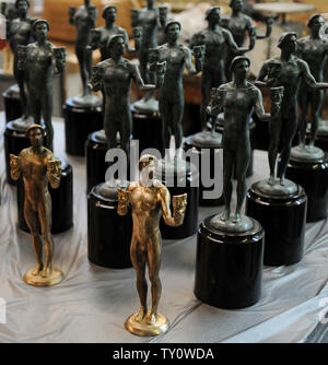 Finito di premio di cooperativa di attori di schermo le statuine sono visualizzate in American Fine Arts Fonderia di Burbank, in California, il 14 gennaio 2009. L'attore statuette saranno consegnati ai vincitori durante la quindicesima SAG Awards che si terrà il 25 gennaio a Los Angeles. (UPI foto/Jim Ruymen) Foto Stock