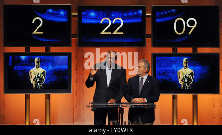 Attore Forest Whitaker (L) gesti come Accademia delle Arti e delle scienze cinematografiche Presidente Sid Ganis guarda dopo aver annunciato le candidature per la 81st Academy Awards di Beverly Hills, la California il 22 gennaio 2009. La 81st Academy Awards avrà luogo il 22 febbraio 2009 presso il Kodak Theatre di Los Angeles. (UPI foto/Jim Ruymen) Foto Stock