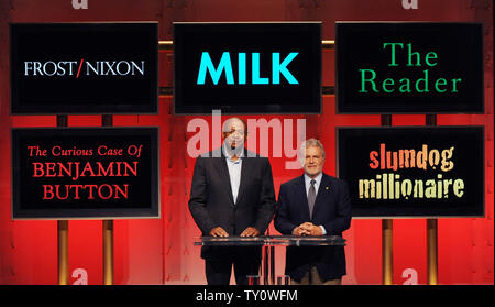 Attore Forest Whitaker (L) e l'Accademia delle Arti e delle scienze cinematografiche Presidente Sid Ganis annunciare le foto migliori candidature per la 81st Academy Awards di Beverly Hills, la California il 22 gennaio 2009. La 81st Academy Awards avrà luogo il 22 febbraio 2009 presso il Kodak Theatre di Los Angeles. (UPI foto/Jim Ruymen) Foto Stock