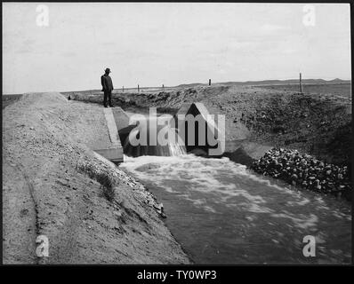 Drop 3 - laterale 21-M Canal.; Portata e contenuto: fotografia dal volume di uno di una serie di album di foto per documentare la costruzione della diga di Pathfinder e altre unità sul North Platte Progetto in Wyoming e Nebraska. Foto Stock