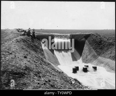 Goccia 12 - laterale 21-M Canal.; Portata e contenuto: fotografia dal volume di uno di una serie di album di foto per documentare la costruzione della diga di Pathfinder e altre unità sul North Platte Progetto in Wyoming e Nebraska. Foto Stock