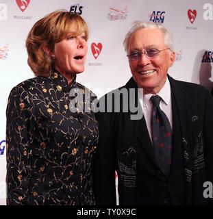 Il cantante Andy Williams e sua moglie Debbie Haas arrivano al MusiCares persona dell'anno omaggio in onore di Neil Diamond a Los Angeles il 6 febbraio 2009. (UPI foto/Jim Ruymen) Foto Stock