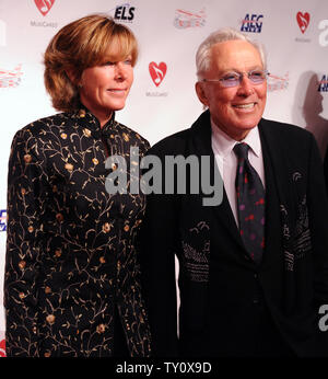 Il cantante Andy Williams e sua moglie Debbie Haas arrivano al MusiCares persona dell'anno omaggio in onore di Neil Diamond a Los Angeles il 6 febbraio 2009. (UPI foto/Jim Ruymen) Foto Stock