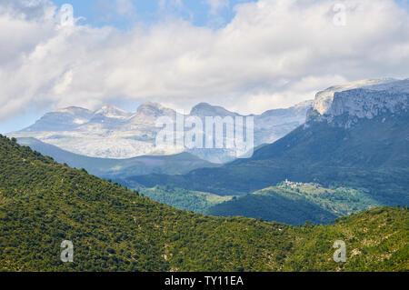 Città di Bestué con cime della Sierra de las Tucas sullo sfondo nel Parco Nazionale Ordesa y Monte Perdido (Sobrarbe, Huesca, Pirenei, Aragona, Spagna) Foto Stock