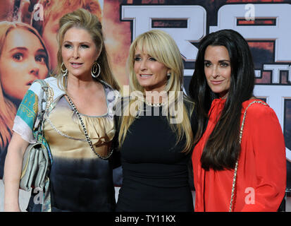 L'attrice Kim Richards (C), un membro del cast in motion picture sci-fi thriller " Corsa a Witch Mountain' assiste la premiere del film con la sua sorelle Kathy Hilton (L) e Kyle Richards (R) al El Capitan Theatre di Los Angeles il 11 marzo 2009. (UPI foto/Jim Ruymen) Foto Stock