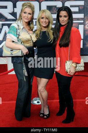 L'attrice Kim Richards (C), un membro del cast in motion picture sci-fi thriller " Corsa a Witch Mountain' assiste la premiere del film con la sua sorelle Kathy Hilton (L) e Kyle Richards (R) al El Capitan Theatre di Los Angeles il 11 marzo 2009. (UPI foto/Jim Ruymen) Foto Stock